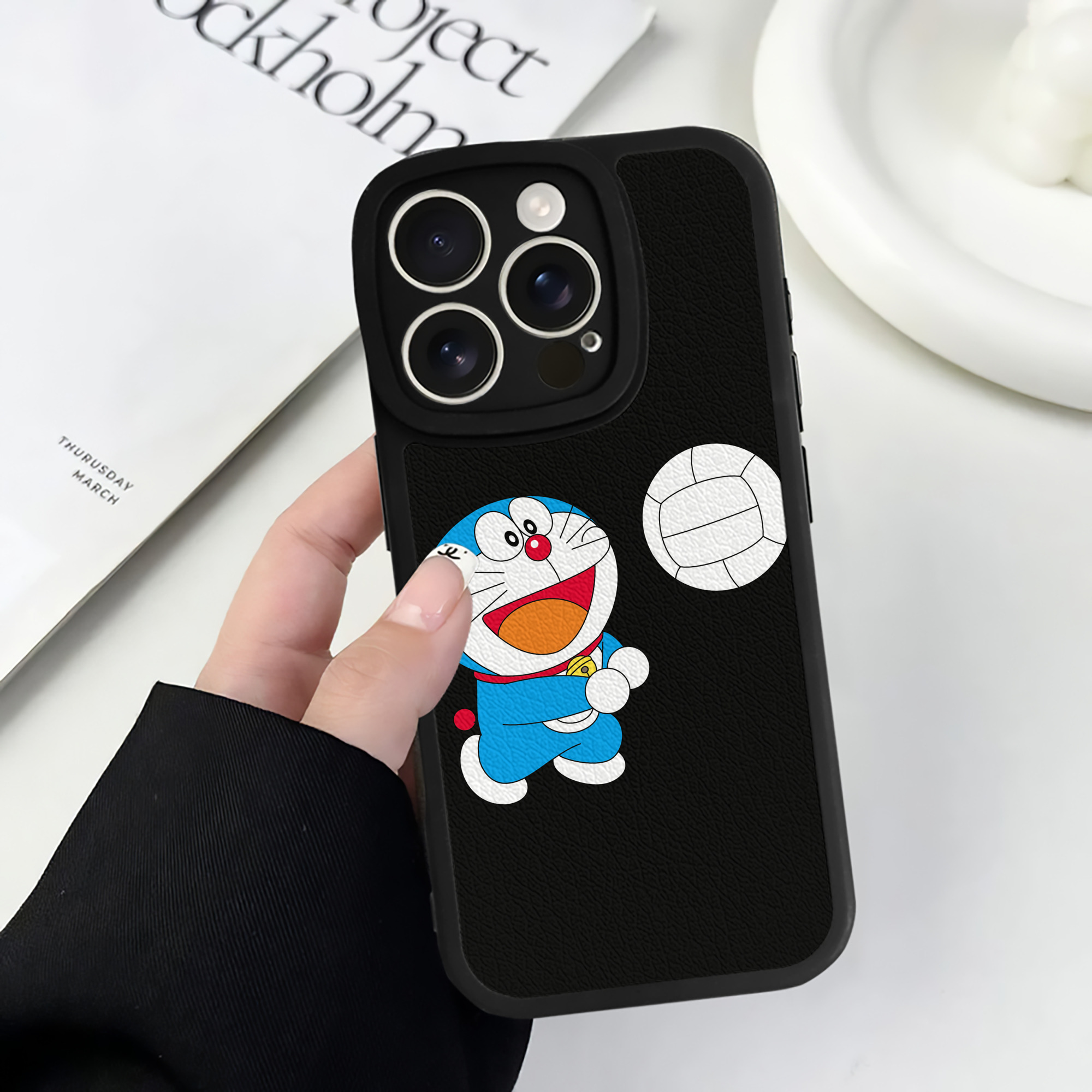 （画像用） ドラえもん Doraemon 【iPhone 16シリーズ対応】シリコンスマホケース（レザー調） 材質：シリコン
